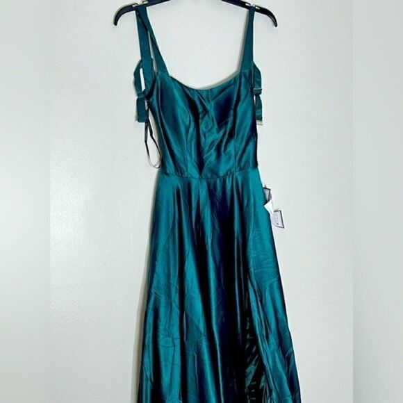 B DARLIN Juniors' Open-Back Gown, evening dress hunter size 3/4 - Picture 7 of 10